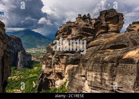 Meteora, Monastère de Varlaam, sur d'énormes colonnes de roche, formation naturelle de roche, Kalabaka, Thessalie, Grèce, Europe Banque D'Images