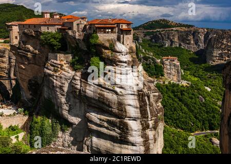 Meteora, Monastère de Varlaam, sur d'énormes colonnes de roche, formation naturelle de roche, Kalabaka, Thessalie, Grèce, Europe Banque D'Images