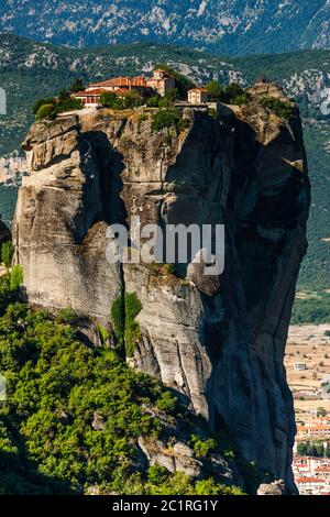 Meteora, monastère de la Sainte Trinité, Agia Triada, sur d'énormes colonnes de roche, formation naturelle de roche, Kalabaka, Thessalie, Grèce, Europe Banque D'Images