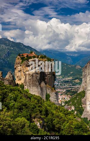 Meteora, monastère de la Sainte Trinité, Agia Triada, sur d'énormes colonnes de roche, formation naturelle de roche, Kalabaka, Thessalie, Grèce, Europe Banque D'Images