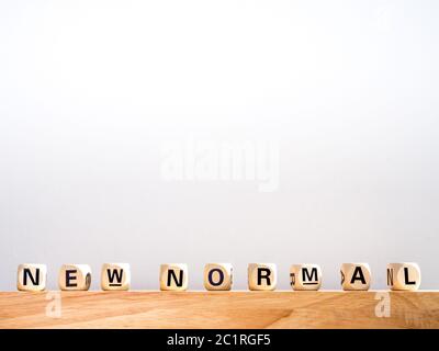 Nouveau Normal, mots sur cube alphabet bois sur table bois avec espace de copie. Nouveau concept normal après une pandémie de covid-19. Banque D'Images