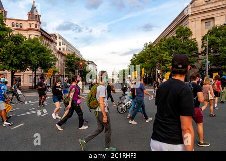 Les manifestants se retaisent près du Capitole des États-Unis lors d'une manifestation contre le meurtre des Afro-Américains par la police Washington, DC, États-Unis Banque D'Images