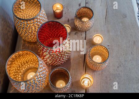 Orange colorés bougeoirs sur la table en bois design arabe Banque D'Images