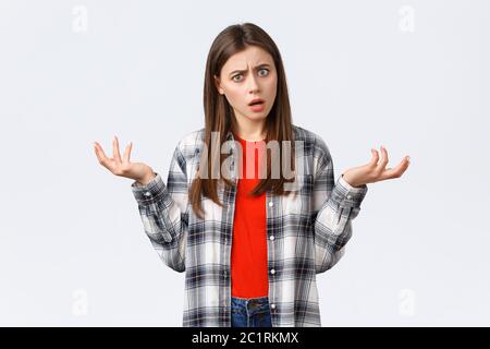 Style de vie, différentes émotions, concept d'activités de loisirs. Une jeune femme frustrée et confuse demandant des réponses, haussant les bras et se propageant les mains Banque D'Images