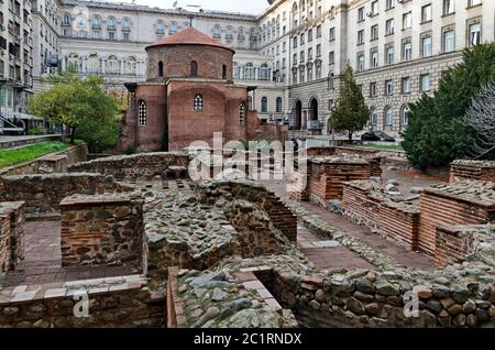Église Saint-George Rotunda parmi les ruines de l'ancienne ville de Serdika, Sofia, Bulgarie, Europe Banque D'Images