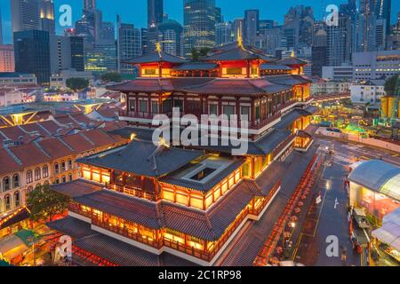 Vue sur la ville de Singapour avec vue sur le temple relique Bouddha de la dent la nuit à Singapour Banque D'Images