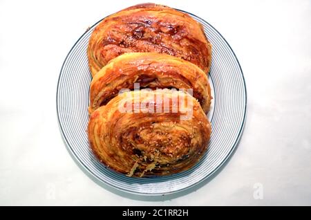 Biscuit traditionnel azerbaïdjanais gogal à Pâques Novruz . Vacances de Novruz avec l'Azerbaïdjan pâtisserie nationale Gogal et verre . Pâtisseries fraîches isolées Gogal Banque D'Images