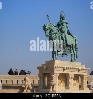 Budapest, Hongrie, mars 22 2018: Héros hongrois sur un cheval - statue équestre du roi Stephen I (Szent Istvan kiraly) dans le F Banque D'Images