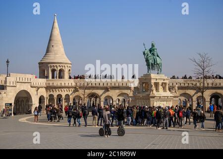 Budapest, Hongrie, mars 22 2018 : Bastion pêcheur et statue de Stephen I Banque D'Images