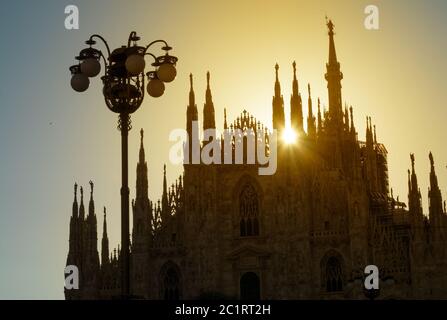 Silhouette de la cathédrale de Milan au lever du soleil Banque D'Images