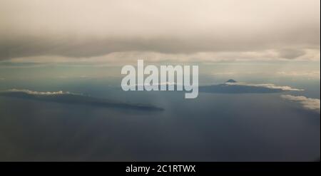 Vue panoramique aérienne sur les îles de Pico et Sao Jorge, Açores, Portugal Banque D'Images