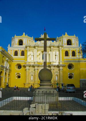 Vue extrior à la sacade de l'Iglesia Iglesia de la Merced à Antigua, Guatemala Banque D'Images