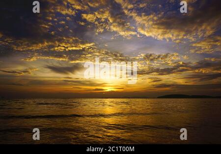 Coucher de soleil tropical sur la plage Banque D'Images