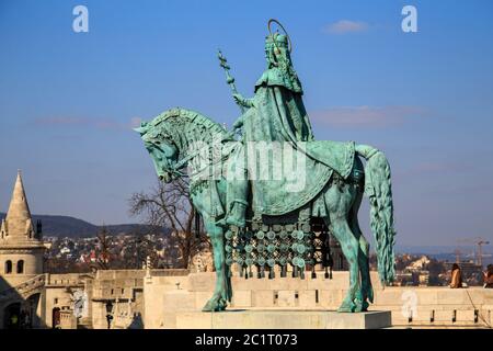 Héros hongrois sur un cheval - statue équestre du roi Stephen I (Szent Istvan kiraly) dans le Bastion Fischer, 1906, château de Buda Banque D'Images