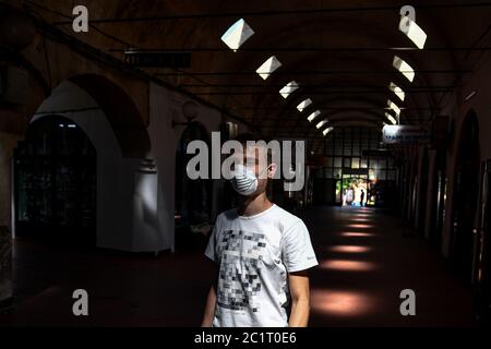 Bitola, Macédoine du Nord. 15 juin 2020. Un homme portant un masque de visage marche dans un bazar dans le centre de la ville de Bitola, à 180 km au sud de la capitale Skopje, Macédoine du Nord, le 15 juin 2020. Lundi, le ministère de la Santé a signalé 103 nouveaux cas de coronavirus, ce qui porte le total à 4,157, avec 1,723 cas de récupération et 193 décès. Crédit: Tomislav Georgiev/Xinhua/Alay Live News Banque D'Images