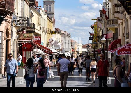 Bitola, Macédoine du Nord. 15 juin 2020. Les gens marchent dans une rue de la ville de Bitola, à 180 km au sud de la capitale Skopje, Macédoine du Nord, 15 juin 2020. Lundi, le ministère de la Santé a signalé 103 nouveaux cas de coronavirus, ce qui porte le total à 4,157, avec 1,723 cas de récupération et 193 décès. Crédit: Tomislav Georgiev/Xinhua/Alay Live News Banque D'Images
