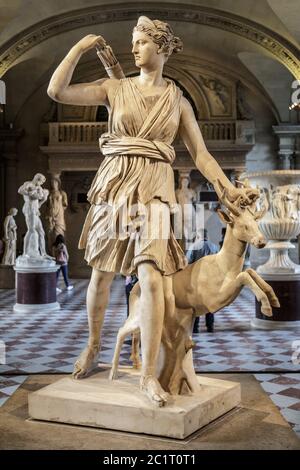 Paris, France, mars 28 2017 : statue d'Artemis au Louvre, Paris. Noir et blanc. Artemis - dans la mythologie grecque ancienne, toujours Banque D'Images