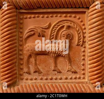 Décoration russe traditionnelle sur carreaux de four en argile Banque D'Images