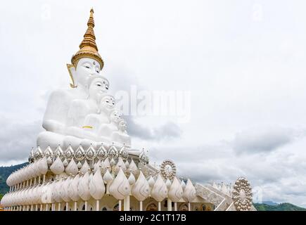 Statue de Bouddha à Wat Pha Sorn Kaew Banque D'Images