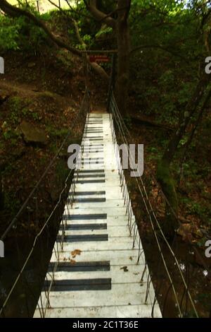 Un pont en bois peint comme un clavier de piano Banque D'Images