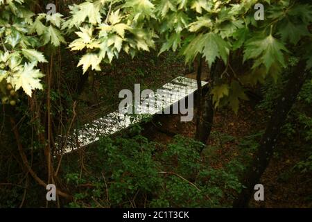 Un pont en bois peint comme un clavier de piano Banque D'Images