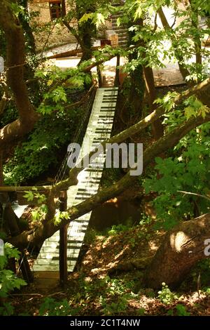 Un pont en bois peint comme un clavier de piano Banque D'Images