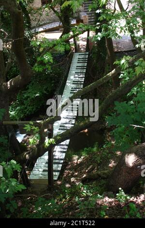 Un pont en bois peint comme un clavier de piano Banque D'Images