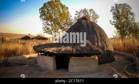 Ndebele traditionnels hut à Botshabelo près de Mpumalanga, Afrique du Sud Banque D'Images