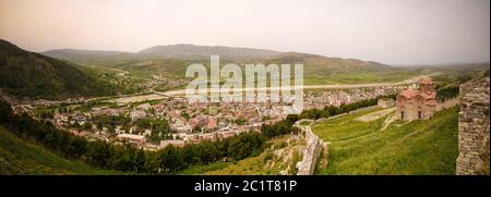 Vue panoramique aérienne de la vieille ville de Berat et de la rivière Osum et de l'église de la Sainte Trinité depuis le château de Berat, Albanie Banque D'Images
