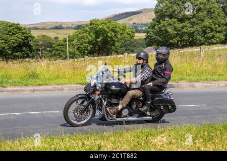 MV13DVT 2013 Triumph Speed Master 865 ; motocycliste ; transport à deux roues, motos, véhicule, routes, motos, motocyclistes qui se conduisent à Chorley, Royaume-Uni Banque D'Images