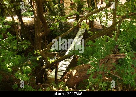 Un pont en bois peint comme un clavier de piano Banque D'Images