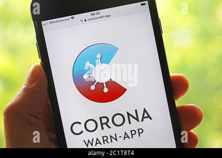 16 juin 2020, Rhénanie-du-Nord-Westphalie, Cologne: ILLUSTRATION - l'application d'avertissement officielle Corona peut être visualisée sur un smartphone. L'application est conçue pour permettre la recherche de contacts entre personnes infectées et donc raccourcir les chaînes d'infection. Avec cela, l'application officielle allemande d'avertissement pour la lutte contre le virus corona est lancée après des semaines de préparation. Photo: Oliver Berg/dpa Banque D'Images