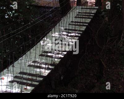 Un pont en bois peint comme un clavier de piano Banque D'Images