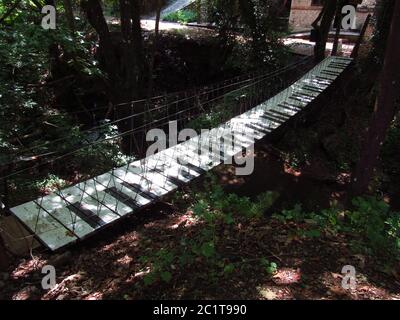 Un pont en bois peint comme un clavier de piano Banque D'Images