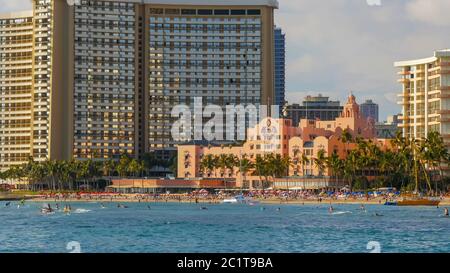 WAIKIKI, ÉTATS-UNIS D'AMÉRIQUE - JANVIER 12 2015 : célèbre plage de waikiki et l'hôtel royal hawaïen historique Banque D'Images