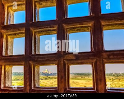 Taj Mahal derrière les bars - vue panoramique sur les champs avec le Taj Mahal en arrière-plan depuis le fort rouge d'Agra à Agra, Uttar Pradesh, Inde Banque D'Images