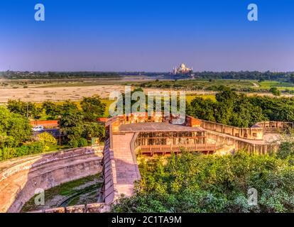 Une vue depuis la fenêtre d'Agra Red fort avec des champs et le Taj Mahal en arrière-plan - Agra, Uttar Pradesh, Inde Banque D'Images