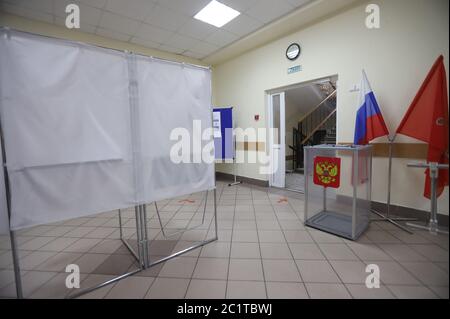 Saint-Pétersbourg, Russie. 10 juin 2020. Vue sur le bureau de vote dans le bâtiment de l'école.UNE salle de vote pour le référendum constitutionnel russe de 2020, vu avant le vote, aura lieu dans le contexte de la pandémie COVID-19. Crédit : SOPA Images Limited/Alamy Live News Banque D'Images