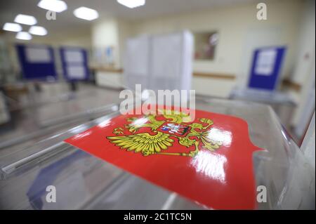 Saint-Pétersbourg, Russie. 10 juin 2020. Une vue d'une urne au bureau de vote pendant la manifestation.UNE salle de vote pour le référendum constitutionnel russe de 2020 vu avant le vote aura lieu dans le contexte de la pandémie de COVID-19. Crédit : SOPA Images Limited/Alamy Live News Banque D'Images