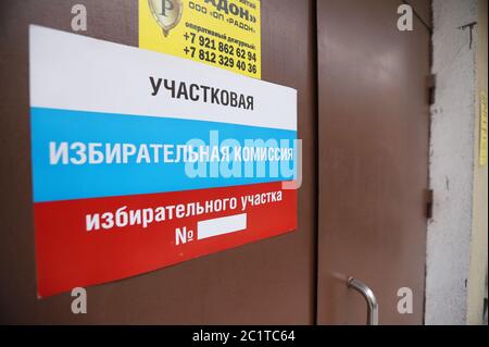 Saint-Pétersbourg, Russie. 10 juin 2020. Un exemple d'avis sera utilisé au bureau de vote.UNE salle de vote pour le référendum constitutionnel russe de 2020, vu avant le vote, aura lieu dans le contexte de la pandémie COVID-19. Crédit : SOPA Images Limited/Alamy Live News Banque D'Images