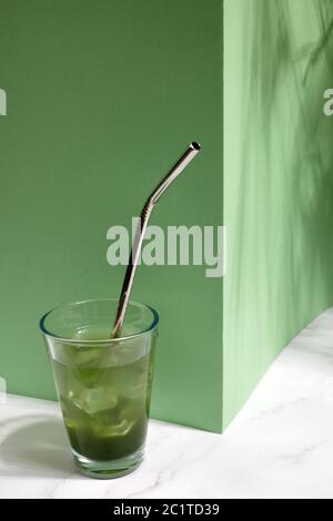 Boisson fraîche verte avec glace sur fond vert Banque D'Images