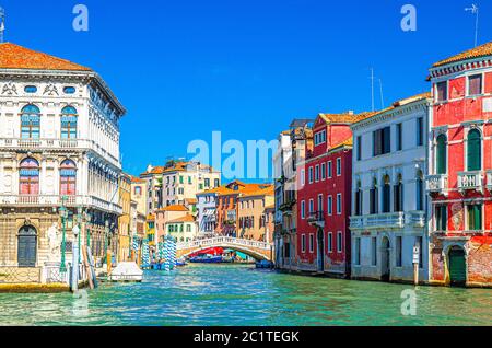 Le Grand Canal de Venise traverse le Canal Cannaregio avec le Palais Labia, le pont Ponte delle Guglie et des bâtiments colorés, ciel bleu clair en été, région de Vénétie, Italie Banque D'Images