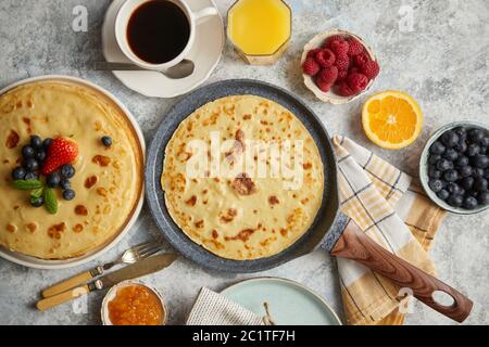 De délicieuses crêpes sur Poêle en pierre. Mis sur table avec divers ingrédients Banque D'Images