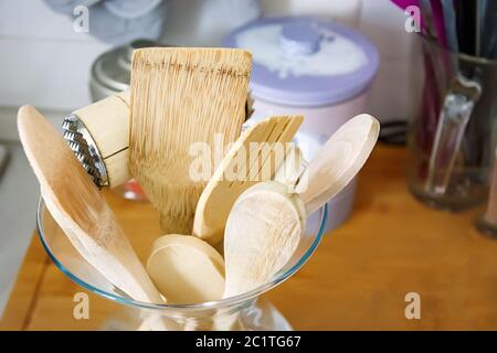 Ustensiles de cuisine en bois dans un récipient en verre. Banque D'Images