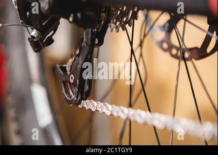 Vue rapprochée de la moto en réparation. Gros plan de la cassette d'engrenages. Service de fabrication de vélos tout terrain. Guide de réparation de votre site Banque D'Images