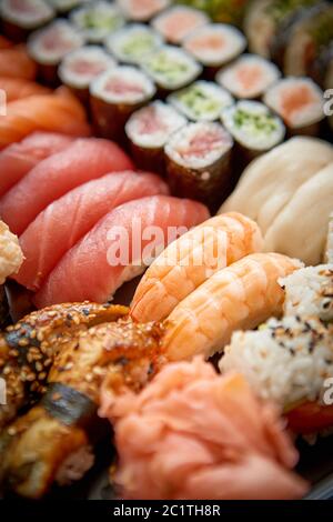 Close up de divers types de sushis préparés frais japonais. Banque D'Images