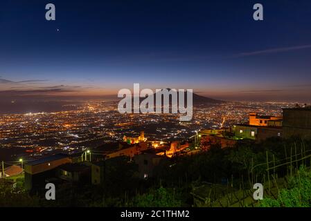 Lettere, Italie. 12 mai 2020. Vue panoramique sur le Vésuve depuis le village de Lettere après le coucher du soleil avec lumières nocturnes. Banque D'Images