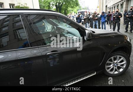 16 juin 2020, Hessen, Francfort-sur-le-main : un véhicule du Commandement des opérations spéciales (SEK) conduit dans le palais de justice de Francfort. Le procès de Stephan E., 46 ans, de Kassel a lieu devant le Sénat de la sécurité de l'État de la Cour régionale supérieure, sous des mesures de haute sécurité. Il aurait tiré sur sa terrasse, il y a un an, le président du district de North Hesse, Walter Lübcke, parce que le politicien de la CDU avait préconisé des réfugiés. Photo: Arne Dedert/dpa Banque D'Images