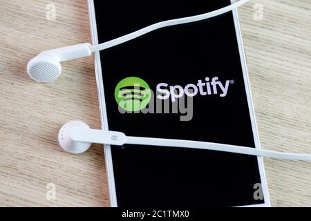 Application musicale mobile Spotify. Spotify est un fournisseur suédois de services de diffusion de musique et de médias. Les entreprises fournissent une plate-forme de diffusion audio. Banque D'Images