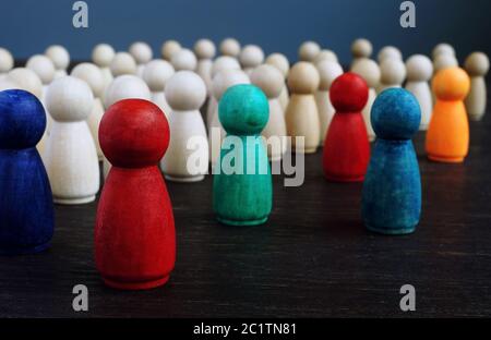 Diversité et concept d'inclusion. Foule de figures en bois et de couleurs. Banque D'Images